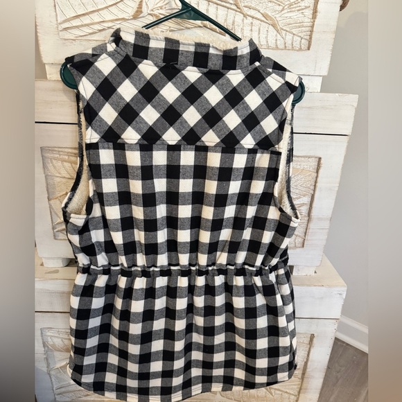 DOUBLJU Women’s fleece lined black and white zip up vest. Size M. EUC. - Picture 6 of 9